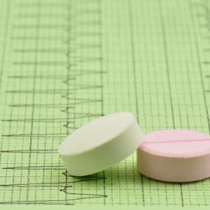 Is it safe to stop taking digoxin in HFrEF patients on beta-blockers?