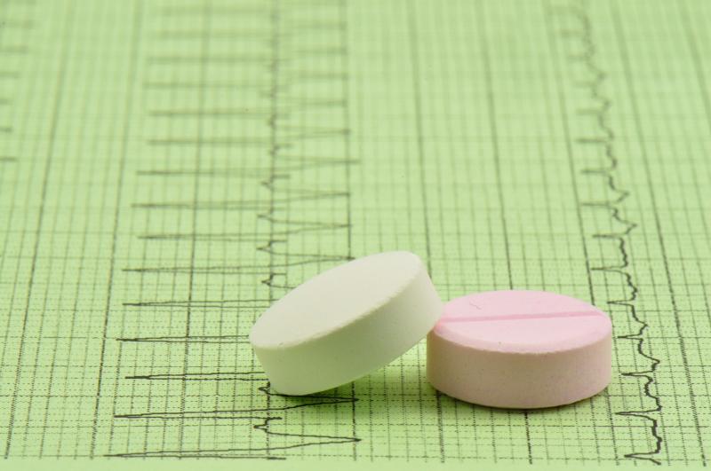 Is it safe to stop taking digoxin in HFrEF patients on beta-blockers?