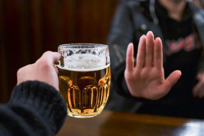 Even light alcohol drinking can derail glucose control in men