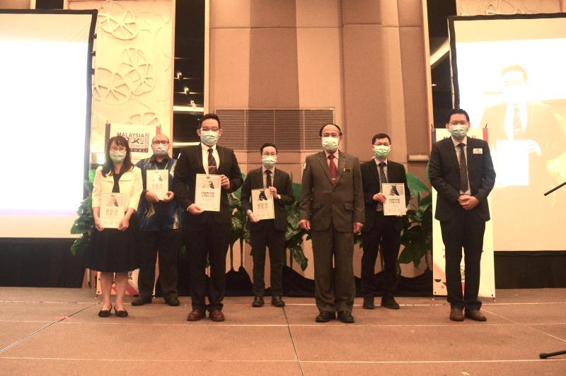 Second from right: Datuk Dr Rohaizat Yon, Deputy Director-General of Health Malaysia, posing with the WSO Angels Award winner