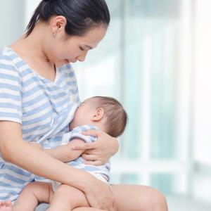 Breastfeeding linked to more night awakenings but longer sleep duration in infants