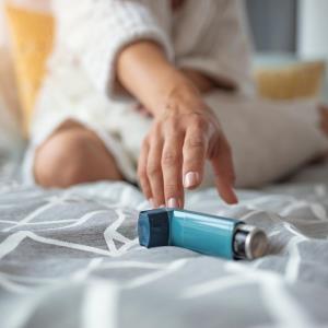 What are the common barriers to medication adherence among asthma patients?