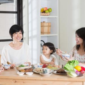 Having regular meals helps prevent IBS in adults