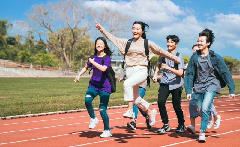 Immediate brace weaning maintains similar outcomes to gradual weaning in adolescent idiopathic scoliosis