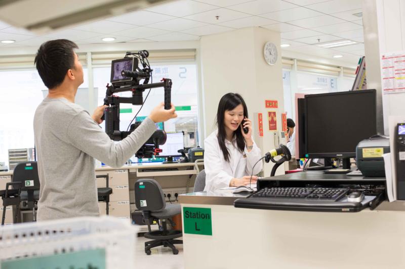 A clinical pharmacist discussed the case with a doctor by telephone.