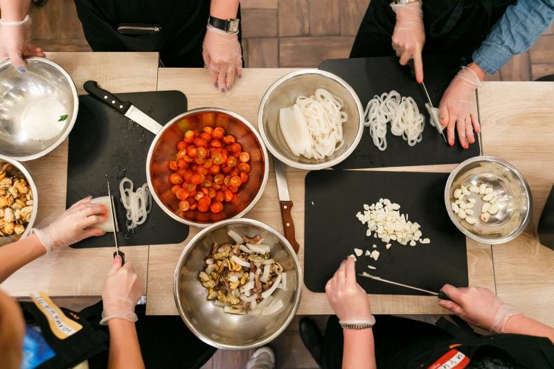 Medical students are trained on how to put nutrition advice into practice by cooking healthily.