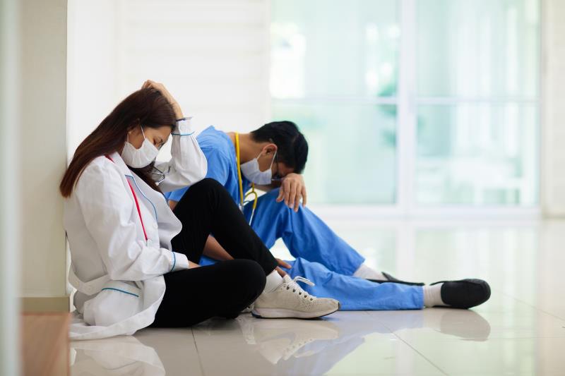 Surveillance of healthcare workers essential in early phase of pandemic