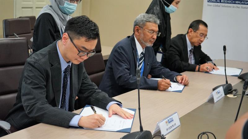 L-R: Dr Voon Pei Jye, Dr Akhmal Yusof, and Dato’ Seri Dr Chen Chaw Min. (Photo credit: CRM Facebook)