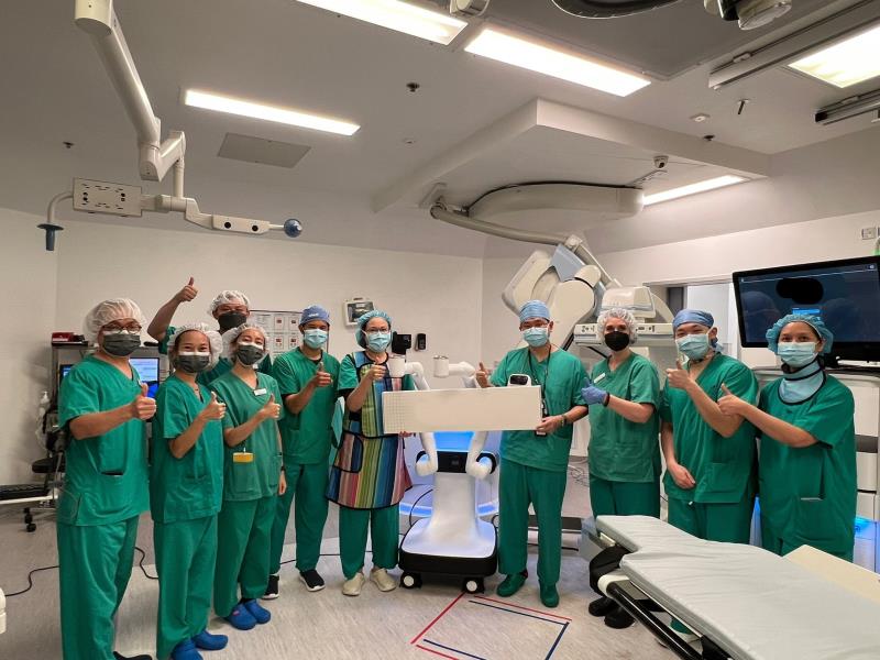 Prof Calvin Ng (fourth from right), Dr Rainbow Lau (sixth from left) and their research team