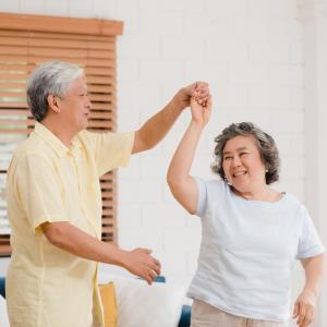 Aerobic dance training maintains cognition in older people with CSVD