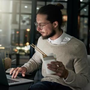 Daytime eating helps combat anxiety, depression among night shift workers