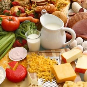 Diet and colorectal cancer risk: Yes to dairy, no to alcohol