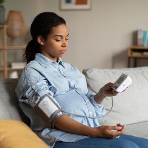 Does frozen embryo transfer up hypertension risk during pregnancy?