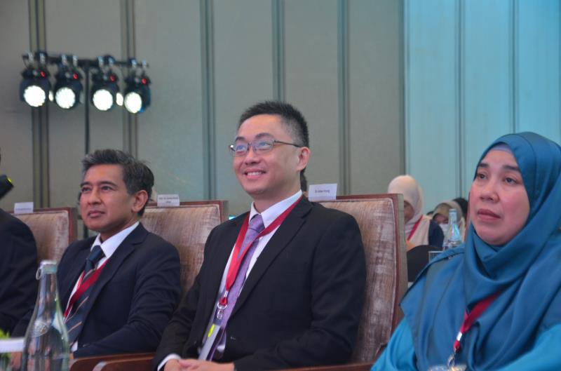 Middle: Dr Alan Fong, consultant cardiologist, Sarawak Heart Centre,