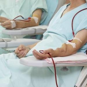 Early initiation of peritoneal dialysis detrimental to elderly but not young patients