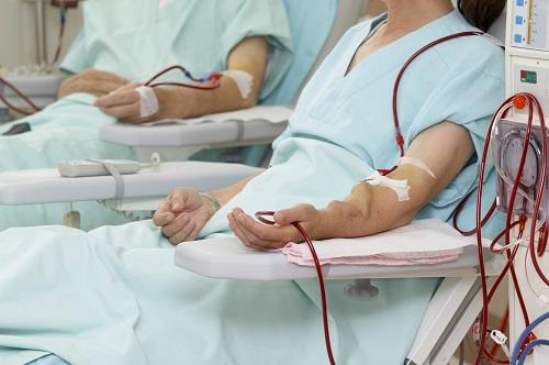 Early initiation of peritoneal dialysis detrimental to elderly but not young patients