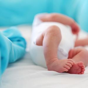 Short-course IV antibiotics should be considered for nonbacteraemic UTI in babies