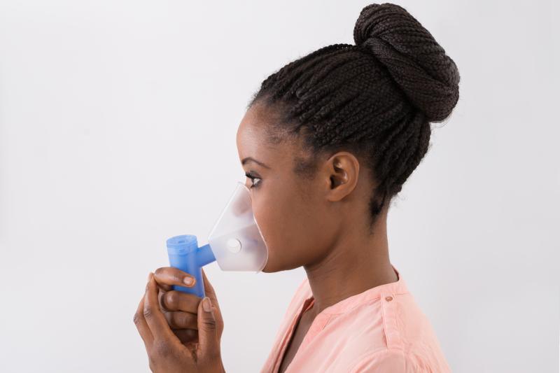 Which ICS/LABA combinations for COPD confer the lowest risk of severe pneumonia?