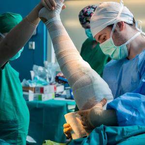 Add-on vancomycin of little help for surgical prophylaxis in arthroplasty