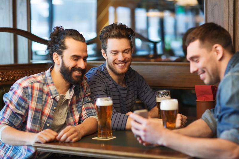 Light, moderate drinking may be good for eyes