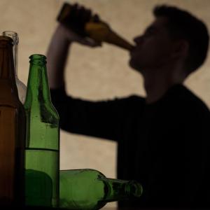 Memantine boosts naltrexone efficacy in heavy drinkers with family history of alcoholism