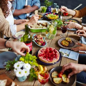 Eating with friends tends to increase food intake