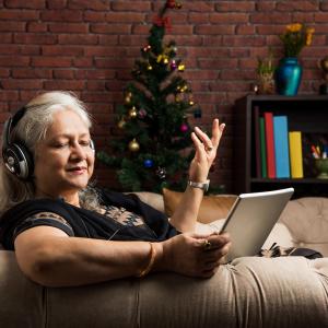 Music plus abdominal vibrations safe but ineffective against musculoskeletal pain in older adults