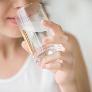 Does drinking alkaline water help people with uric acid, cystine urolithiasis?
