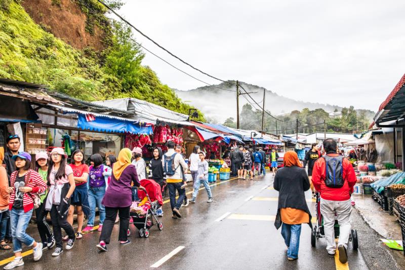 Crowds at a market in Brinchang, Pahang, in 2018. (Photo credit: Suchart Boonyavech)