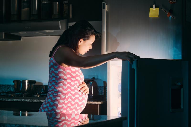 Late snacking, night-time artificial light exposure can mess up sleep for pregnant women