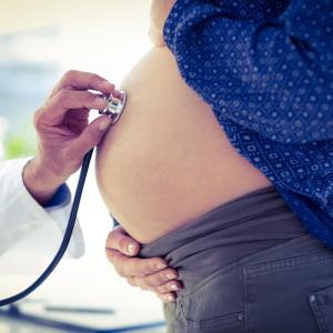 Which factors predict pregnancy outcomes in SLE?