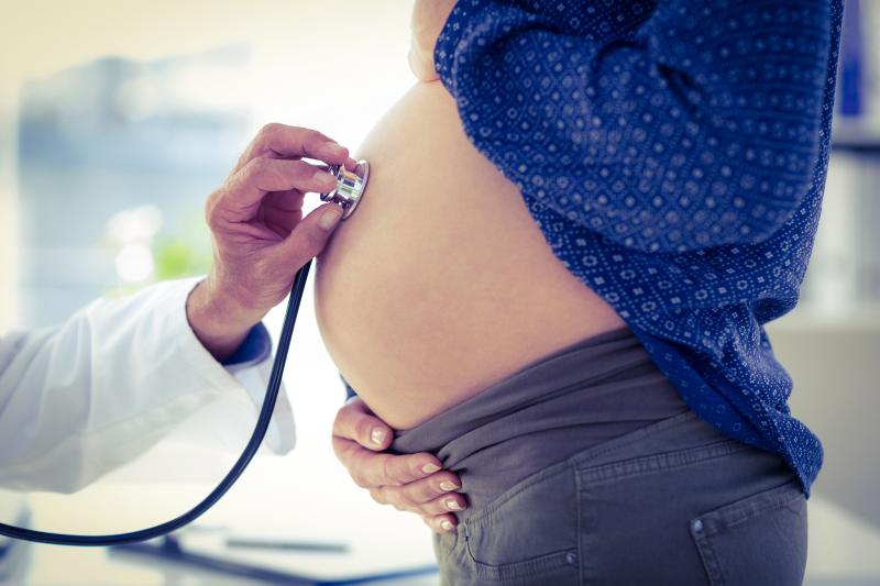 Which factors predict pregnancy outcomes in SLE?