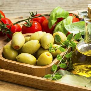 Mediterranean diet adherence reduces colorectal cancer incidence