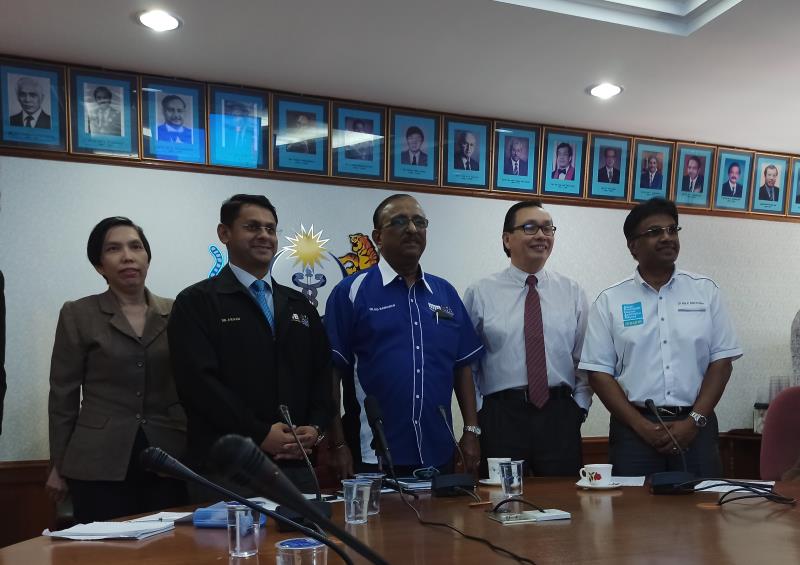 L-R: Rissa Soetama, general manager of MMA, Dr. Thirunavukarasu Rajoo, Honorary General Secretary of MMA, Dr N. Ganabaskaran,