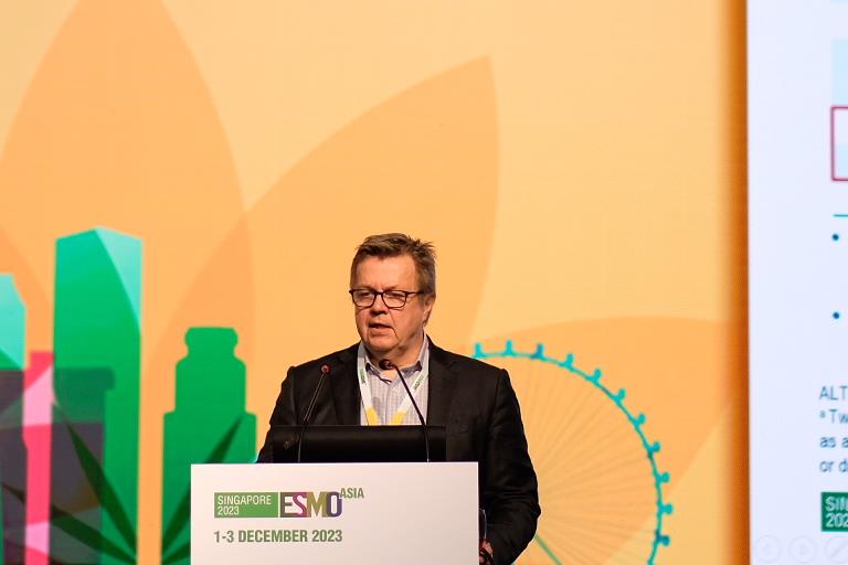 Dr Pasi Jänne presenting the EXCLAIM-2 trial results at ESMO Asia 2023