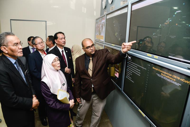 Former Health Minister Datuk Seri Dr Dzulkefly and former Deputy Prime Minister Dato’ Seri Dr Wan Azizah Wan Ismail at a brie