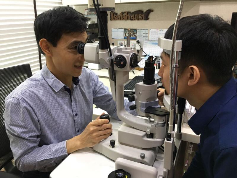 Ophthalmologist performing a slit lamp exam.