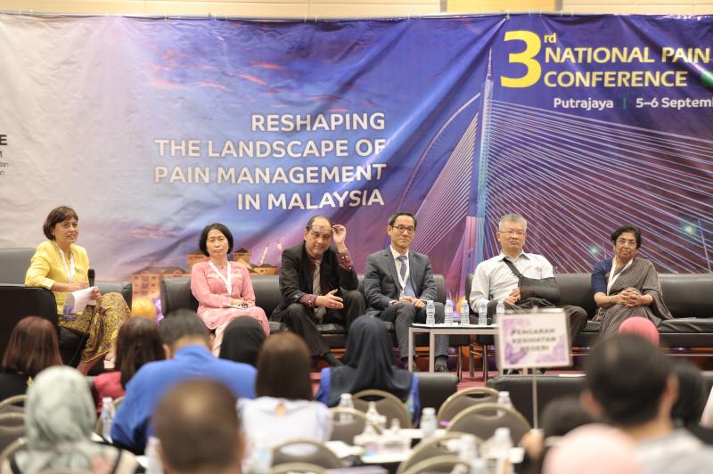 L-R: Dr Kavita, Dr Siti, Mohamed Nazir, Dr Ho Kok Yuen, Dr Yan Yang Wai and Prof Ramani VIjayan.
Credit: Ministry of Health 