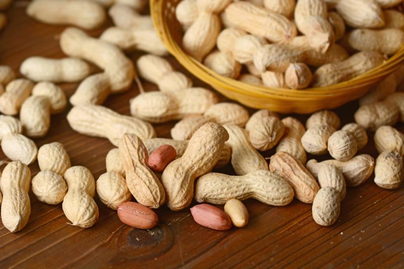 Eating peanuts instead of rice bars as snacks improves MetS risk in adults