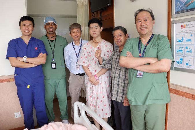 Neng (4th from left) and his father (5th from left), with Dr Kenny Cheng, Dr Navinsatku Nithianandhan, Dr Liew Ngoh Chin, and