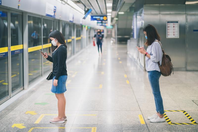 Wearing of face masks does not make people complacent about social distancing