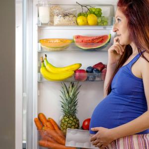 Heavy night-time eating during pregnancy may factor in early childbirth