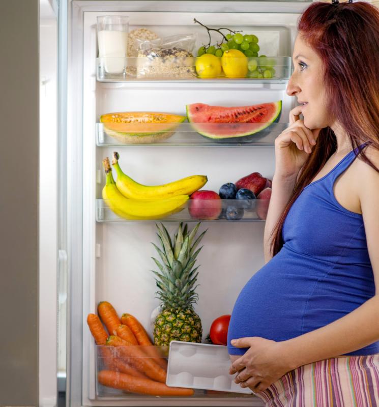 Heavy night-time eating during pregnancy may factor in early childbirth