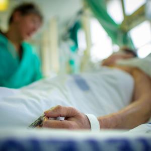 Can azithromycin shorten shock resolution in ICU patients?