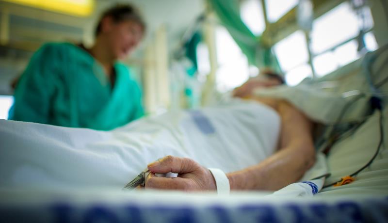 Can azithromycin shorten shock resolution in ICU patients?