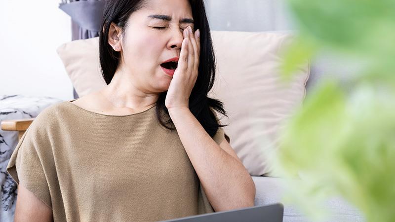 Chronic fatigue syndrome may lead to prolonged and unexplained fatigue that does not improve with rest.
