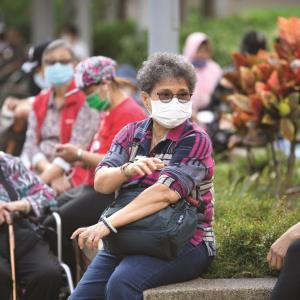 Reversed socioeconomic patterning of COVID-19 burden between infection waves in Hong Kong