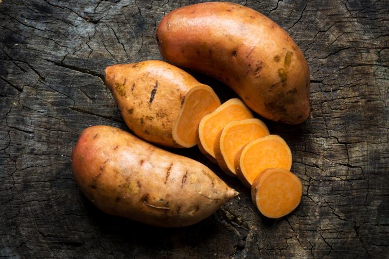 Sweet potatoes are rich in vitamin A, besides being a good source of fiber and complex carbohydrates.