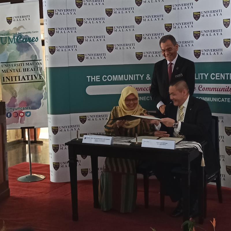 Zulkefly witnessing the MoU signing between UM and J&J