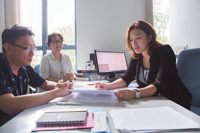 Associate Professor Dr Ho Weang Kee (first from right) in a discussion with UNM colleagues.